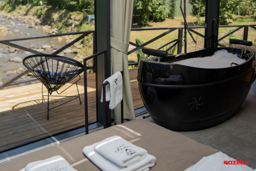 Jakuzili Orman ve Dere Manzaralı Balayı Tatili