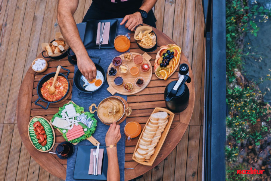 Jakuzili Orman ve Dere Manzaralı Balayı Tatili